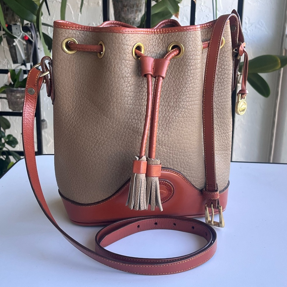 VINTAGE DOONEY AND BOURKE CROSSBODY BUCKET SAND AND TAN TRIM DRAWSTRING - Picture 4 of 15